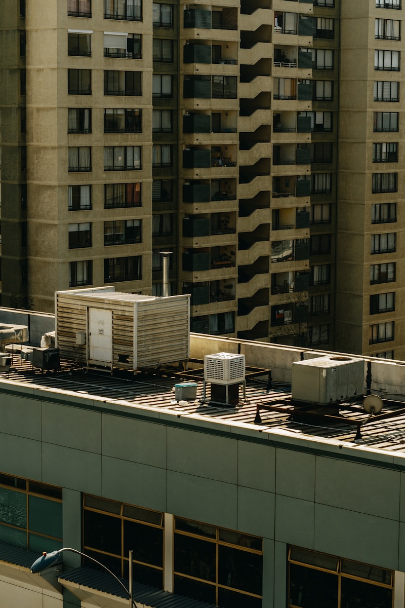 Équipements de climatisation et de chauffage sur toiture d'immeuble