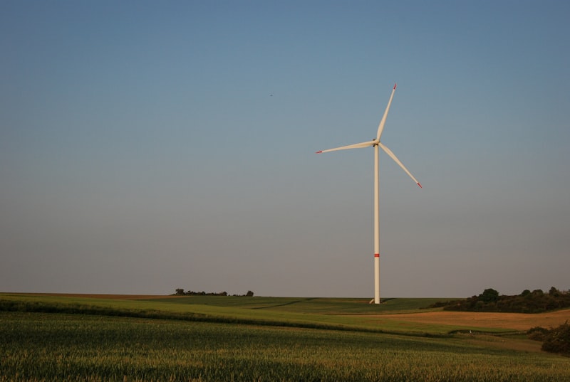 Éolienne dans un champ, production d'énergie renouvelable
